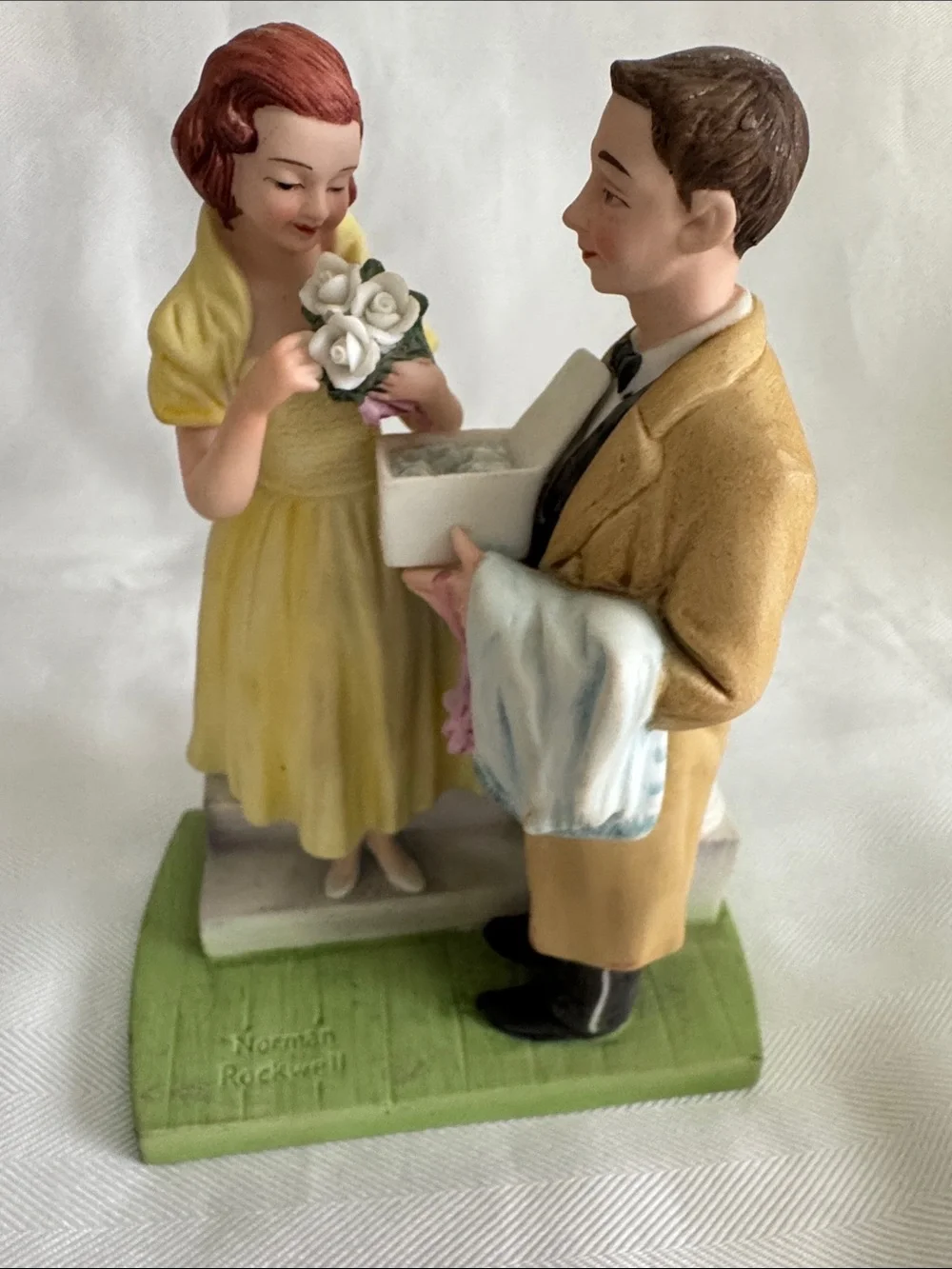 Norman Rockwell Yellow Couple Figurine - Decorative Home Party Accent